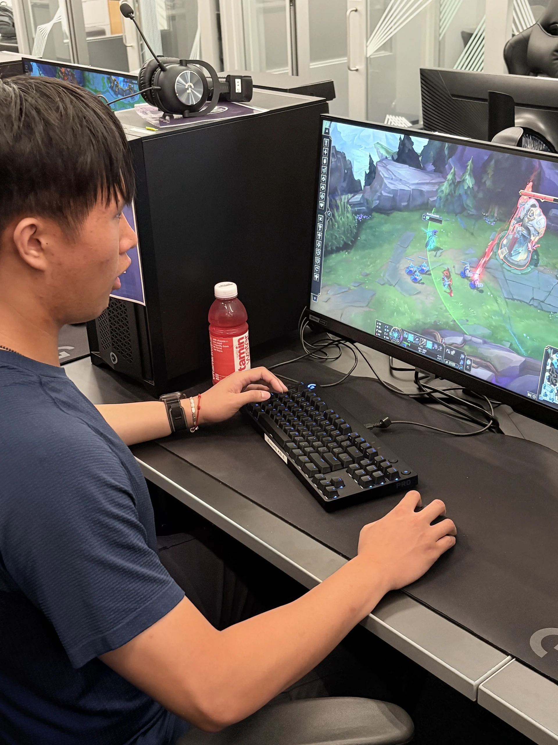 A player at a League of Legends station during LEVEL UP!